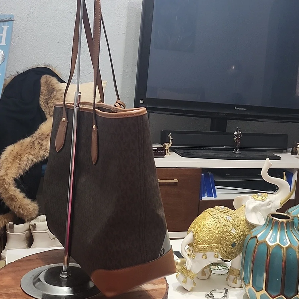 Micheal Kors Eva Leather Tote W/Pouch EUC - Picture 7 of 16